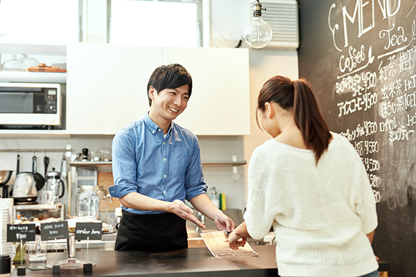 新しい店舗を開いた男性